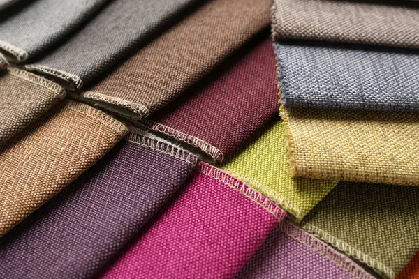 Arka plan olarak farklı kumaşlardan örnekler, yakın plan