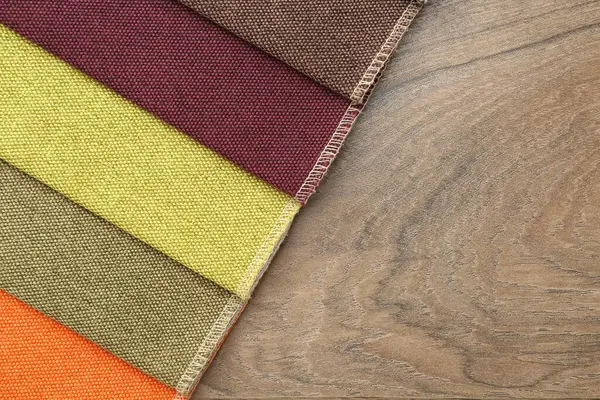 Tahta masadaki farklı kumaşlardan örnekler, üst manzara. Metin için boşluk