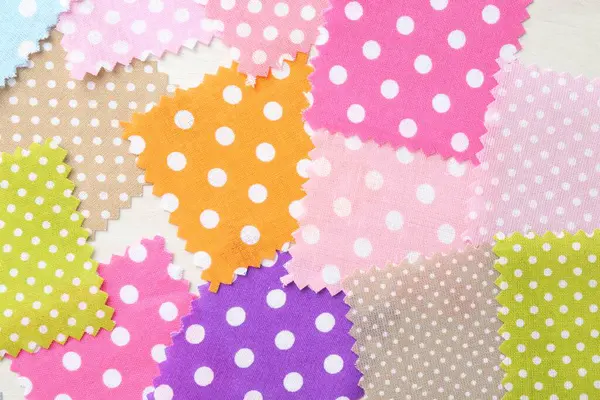 Beyaz ahşap masa üzerinde farklı kumaş örnekleri, düz yatıyordu.