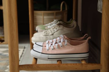 İçerideki bankta farklı ayakkabılar. Ayakkabı deposu