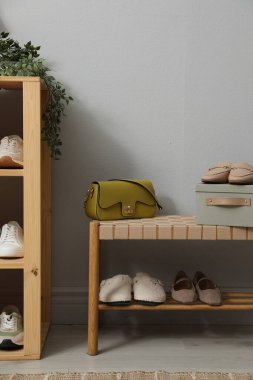 Girişteki raflarda farklı ayakkabılar var. Ayakkabı deposu