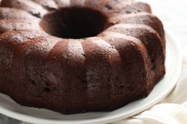 Lezzetli çikolatalı kek masada, yakın plan.