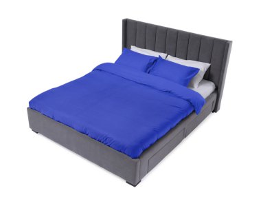 Beyaz arka planda güzel çarşaflarla yapılmış bir yatak.