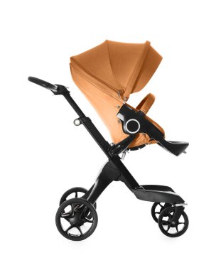 Bebek arabası. Beyaz tenteli modern bebek arabası.