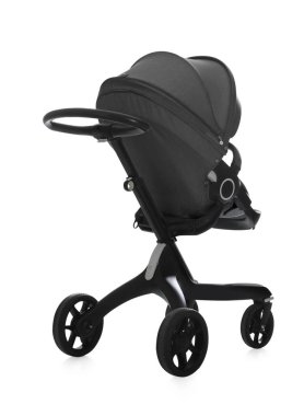 Bebek arabası. Siyah tenteli modern bebek arabası beyaza izole edilmiş.