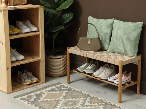 Girişteki raflarda farklı ayakkabılar var. Ayakkabı deposu