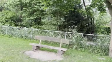 Bahçedeki ahşap bank, ilerleyen kamera.