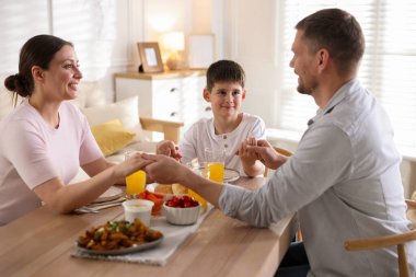 Aile akşam yemeğinden önce evde dua ediyor.