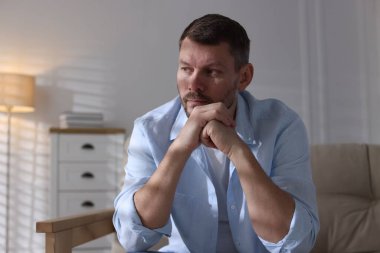 Evdeki kanepede depresif bir adam. Zihinsel sağlık sorunu