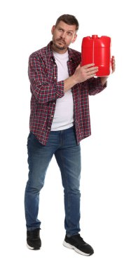 Beyaz arka planda plastik kutu tutan adam.