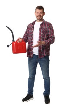 Beyaz arka planda plastik kutu tutan adam.