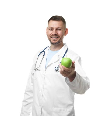 Beyaz arka planda yeşil elmalı ve steteskoplu beslenme uzmanı.