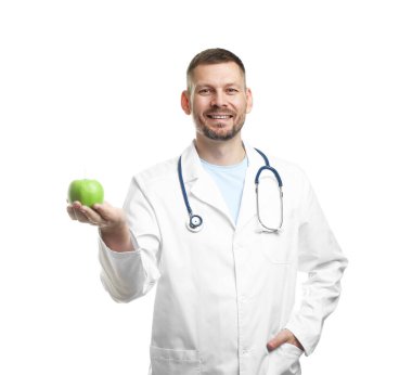 Beyaz arka planda yeşil elmalı ve steteskoplu beslenme uzmanı.