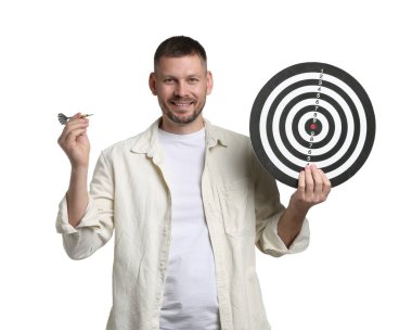 Hedef alınıyor. Beyaz arkaplanda ok ve dart tahtası olan adam