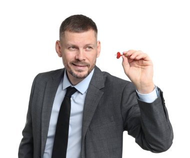 Hedef alınıyor. Beyaz arkaplanı hedefleyen dartlı bir adam.