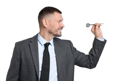 Hedef alınıyor. Beyaz arkaplanı hedefleyen dartlı bir adam.