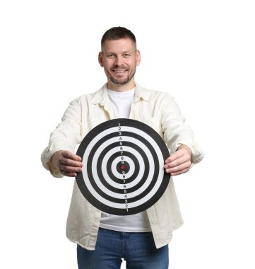 Hedef alınıyor. Beyaz arka planda dart tahtası olan adam