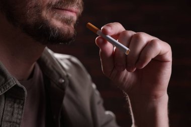 Arka planda sigara içen adam, yakın plan. Sigara içmek.