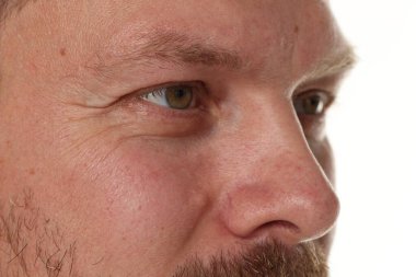 Beyaz arkaplanda yakışıklı bir adam, yakın plan görünümü