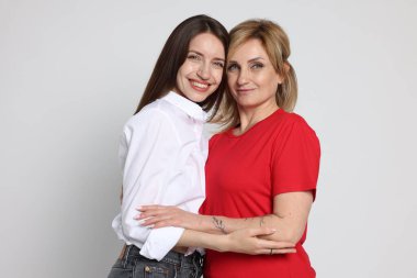 anne ve kızı beyaz arka plan üzerinde sarılma