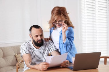 Hoş bir çift evde birlikte vakit geçiriyor.