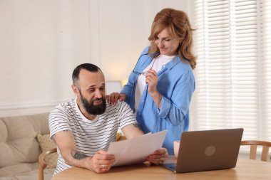 Hoş bir çift evde birlikte vakit geçiriyor.