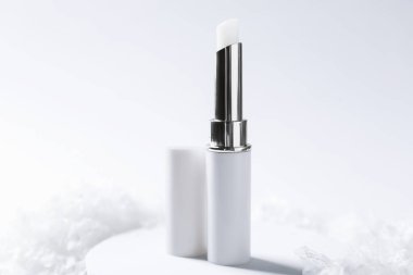 Yapay karda nemlendirici dudak kremi, yakın plan. Kış bakımı