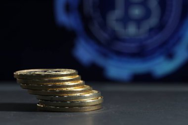 Kripto para birimi. Altın bitcoin 'ler gri masada, yakın plan. Metin için boşluk