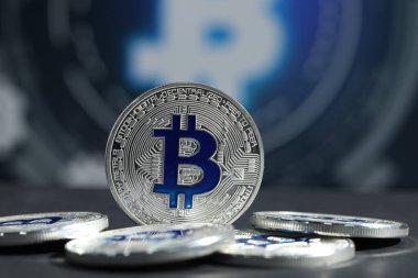 Kripto para birimi. Gri masada gümüş paralar, yakın plan.