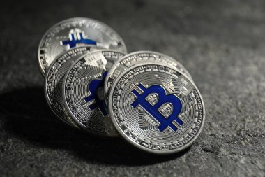 Kripto para birimi. Gri masada gümüş paralar, yakın plan.