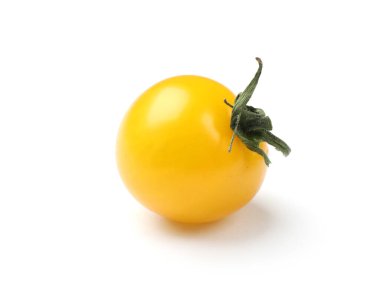 Olgun sarı kiraz domatesi beyaza izole edilmiş.