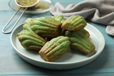 Açık mavi ahşap masada nefis kibrit makarnalı kekler, yakın plan.