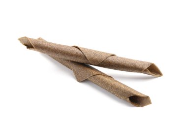 Beyaz arka planda lezzetli meyve ruloları