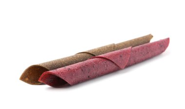 Beyaz arka planda lezzetli meyve ruloları