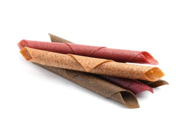 Beyaz arka planda lezzetli meyve ruloları