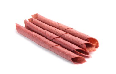 Beyaz arka planda lezzetli meyve ruloları