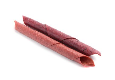 Beyaz arka planda nefis meyve dürümleri.