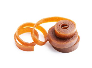 Beyaz arka planda lezzetli meyve ruloları