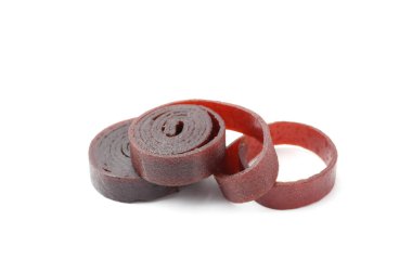 Beyaz arka planda lezzetli meyve ruloları