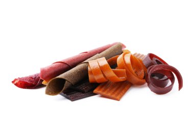 Beyaz arka planda farklı lezzetli meyve derisi