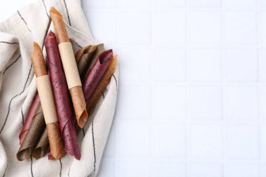 Beyaz fayanslı masada leziz meyveli deri rulo, üst manzara. Metin için boşluk