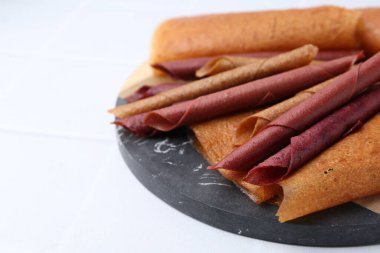 Lezzetli meyveli dürümler beyaz masada, yakın plan. Metin için boşluk