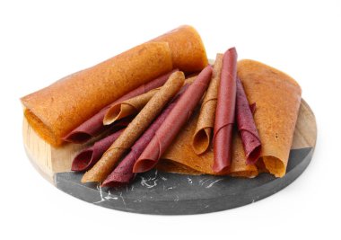 Lezzetli meyveli börekler beyazda izole edilmiş