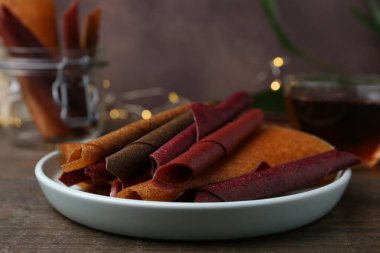 Ahşap masada lezzetli meyveli rulo, yakın plan.