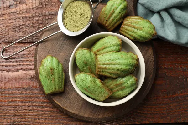 Lezzetli kibrit makarnalı kekler ahşap masada, üst manzara