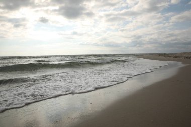 Deniz dalgaları kumlu tropikal plajlarda akıyor.