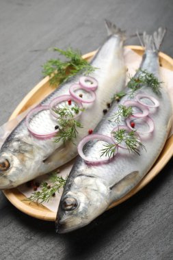 Siyah masada baharatlı ringa balıkları, yakın plan.