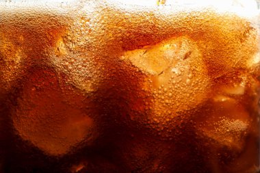 Arkaplan olarak buz ile kola tazeleniyor, makro görünüm