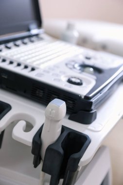 Klinikte modern ultrason makinesi, yakın plan. Tıbbi ekipman