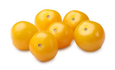 Olgun sarı kiraz domatesleri beyazlar üzerinde izole.